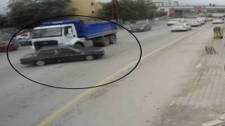 Hafriyat kamyonu, otomobili oyuncak araba gibi önüne aldı: O anlar kamerada