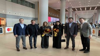 Hagi ile Popescu, İstanbul Havalimanında çiçeklerle karşılandı