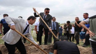 Hakim, savcı ve hükümlüler yanan ormanı yeşertmek için fidan dikti