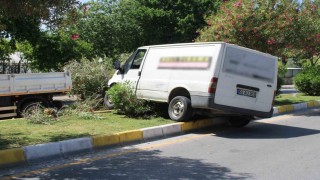 Hakimiyeti kaybolan minibüs refüjde asılı kaldı