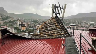 Hakkaride fırtına çatılara zarar verdi
