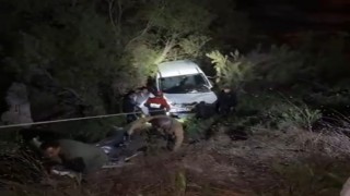 Hakkaride hafif ticari araç Zap Suyuna uçtu: 1 yaralı
