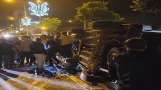 Hakkaride kontrolden çıkan hafif ticari araç yan yattı: 1 yaralı
