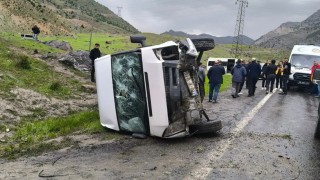 Hakkaride öğrenci servisi devrildi