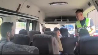 Hakkaride yolcu kılığında seyahat eden jandarma sürücüyü af etmedi