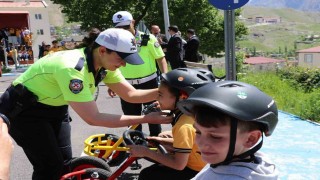 Hakkâride trafikte bilinçli nesillerin yetişmesi için eğitimler devam ediyor