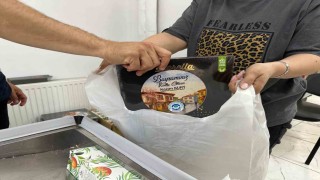 Halk Marketten bayram öncesi ihtiyaç sahiplerine bayram çikolatası, kolonya ve Türk kahvesi ikramı