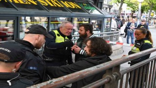 Hamburgda tren istasyonunda silah ve kesici alet araması