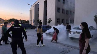 Hastane otoparkında park halindeki araç alevlere teslim oldu