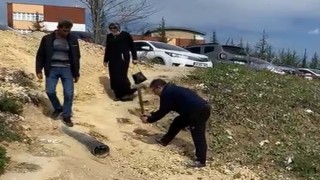 Hastanenin kestirme rampasında düştü: Yola tepki videosu çekerken biri daha düştü
