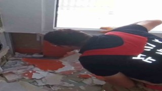 Havalandırma boşluğuna düşen kedi duvar kırılarak kurtarıldı