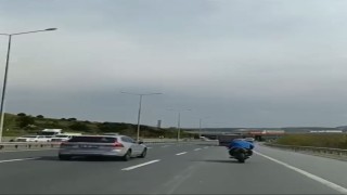 Havalimanı yolunda motosiklet sürücüsünün tehlikeli hareketleri