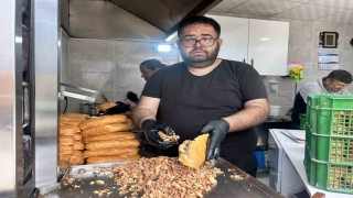 Hayırlı evlat, her yıl babasının sevdiği dönerden dağıtıyor