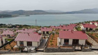 Hem güven hem de huzur veren göl manzaralı deprem konutları