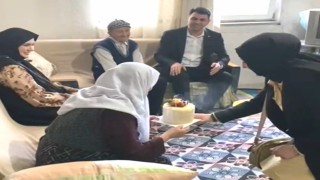 Hisarcık Kaymakamı Bahardan, 82 yaşındaki Hafize teyzeye pastalı doğum günü kutlaması
