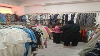 İhtiyaç sahiplerine bayram sevinci: Sosyal market kapılarını açtı