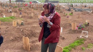 İki evladını cinayete kurban veren anne, mezarlarını ziyaret etti