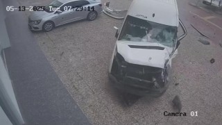İki servis aracı çarpıştı, biri iş yerine daldı