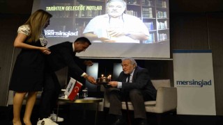 İlber Ortaylıya sahnede doğum günü sürprizi
