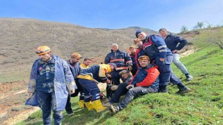 İneğiyle birlikte çamura saplanan vatandaşı AFAD ekipleri kurtardı