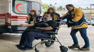 İnegölde yağışta kayan otomobil kamyona çarptı: 1 yaralı