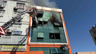 İş merkezinde yangın: 2 işçi atlayarak kurtulmaya çalıştı