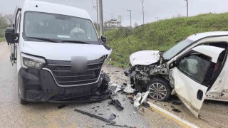 İşçileri taşıyan servis minibüsü ile hafif ticari araç çarpıştı: 13 yaralı
