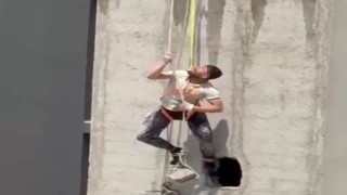 İskele halatı koptu, işçi ölümden döndü