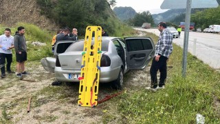 Isparta-Antalya karayolunda otomobil ile kamyon çarpıştı: 1 yaralı