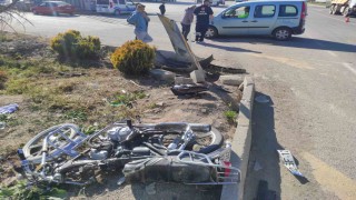 Ispartada kamyonet ile motosiklet çarpıştı: 2 yaralı