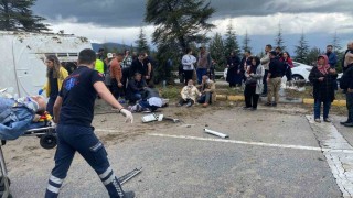 Ispartada kontrolden çıkan yolcu midibüsü devrildi: 15 yaralı