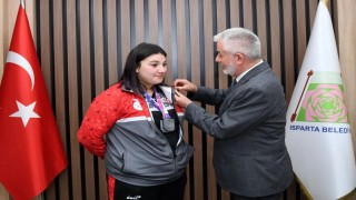 Ispartalı halterci Fatma Gül Çevikten dünya şampiyonluğu