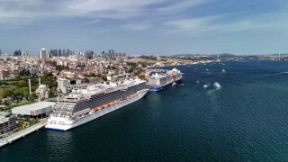 İstanbul Boğazında iki dev kruvaziyer gemisi havadan görüntülendi
