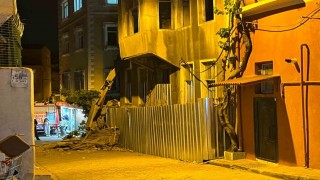 İstanbul Fatih Ayvansarayda, metruk binada çökme meydana geldi. İhbar üzerine itfaiye, AFAD, UMKE ve sağlık ekipleri sevk edildi.