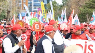 İşten çıkarmaların gölgesinde işçi sendikası yürüyüş yaptı