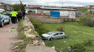 İstinat duvarına çarpan araç bahçeye uçtu: 2 yaralı