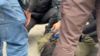 İzinsiz yürümek isteyen gruba polis müdahalesi, göstericinin çantasından makas çıktı: Burun kıllarımı alıyorum