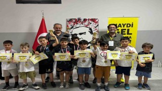İzmirde, 19 Mayıs satranç turnuvasına 110 sporcu katıldı