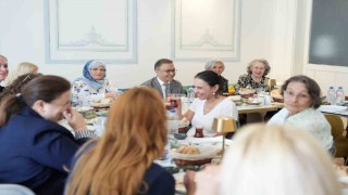 İzmirde anlamlı Anneler Günü kutlaması