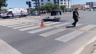 İzmirde otomobil ile motosiklet çarpıştı: 1 ölü, 2 yaralı
