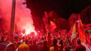 İzmirde sarı-kırmızılı taraftarlar şampiyonluğu kutladı