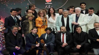 İzmirden yükselen tiyatro ruhu Türkiyeyi bir kez daha kucakladı