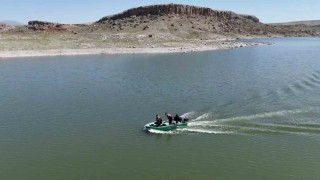 Jandarma barajda 500 metre kaçak ağ buldu