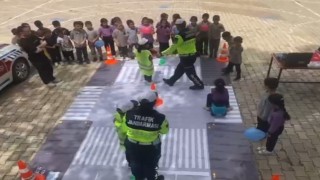 Jandarma ekiplerinden minik öğrencilere trafik eğitimi