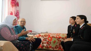 Jandarmadan 75 yıllık evli çifte anlamlı ziyaret