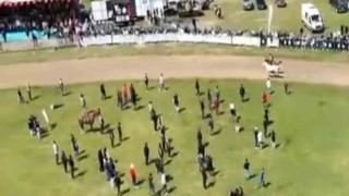 Jokeyi üzerinden attı, yarışa devam etti
