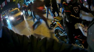 Kadıköyde Galatasaray atkılı araca saldırı kamerada