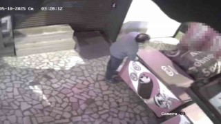 Kadıköyde kuruyemişçiden dondurma hırsızlığı kamerada