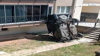 Kadın aday sürücü apartmanın bahçesine uçtu