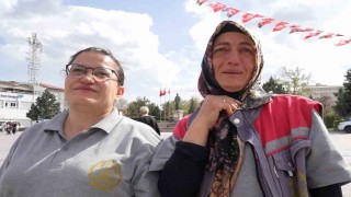 Kadın personele Anneler Günü sürprizi: Çocuklarını dev ekranda görünce gözyaşlarını tutamadılar